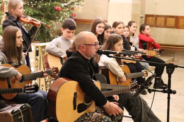 Młodzi gitarzyści z PMDKiS w Wieluniu wystąpili w kościele św. Stanisława w Wieluniu